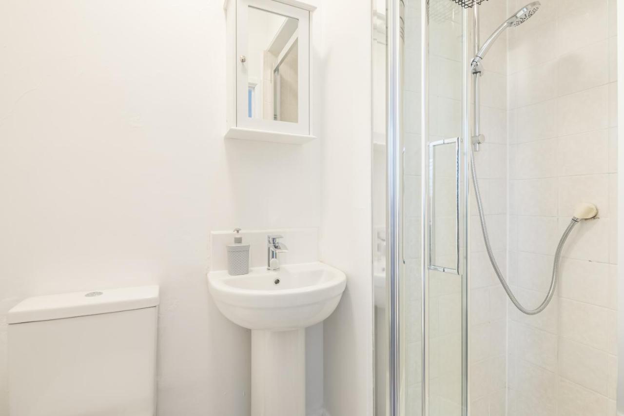 Private Room 4 With Kitchenette By Cb Stays No Minimum Stays CBG Εξωτερικό φωτογραφία