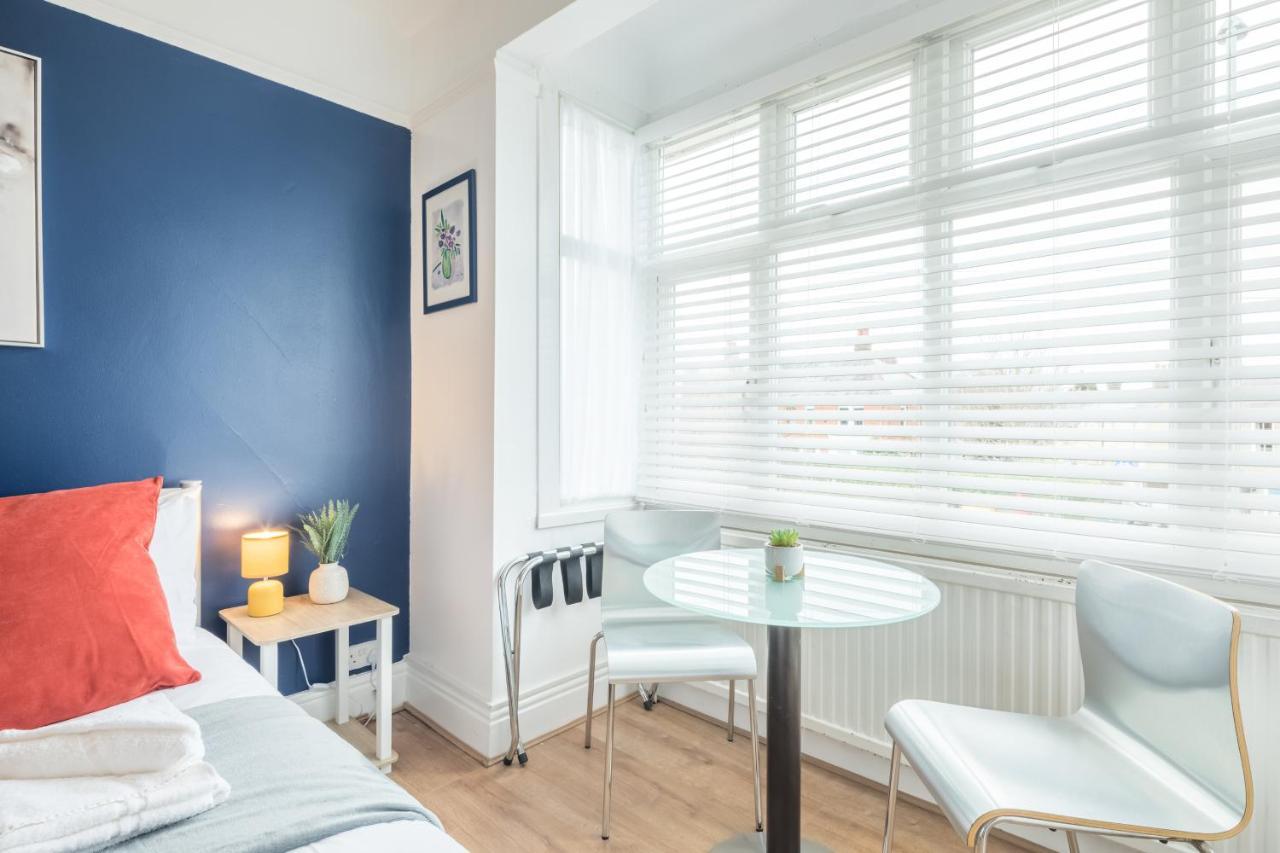 Private Room 4 With Kitchenette By Cb Stays No Minimum Stays CBG Εξωτερικό φωτογραφία