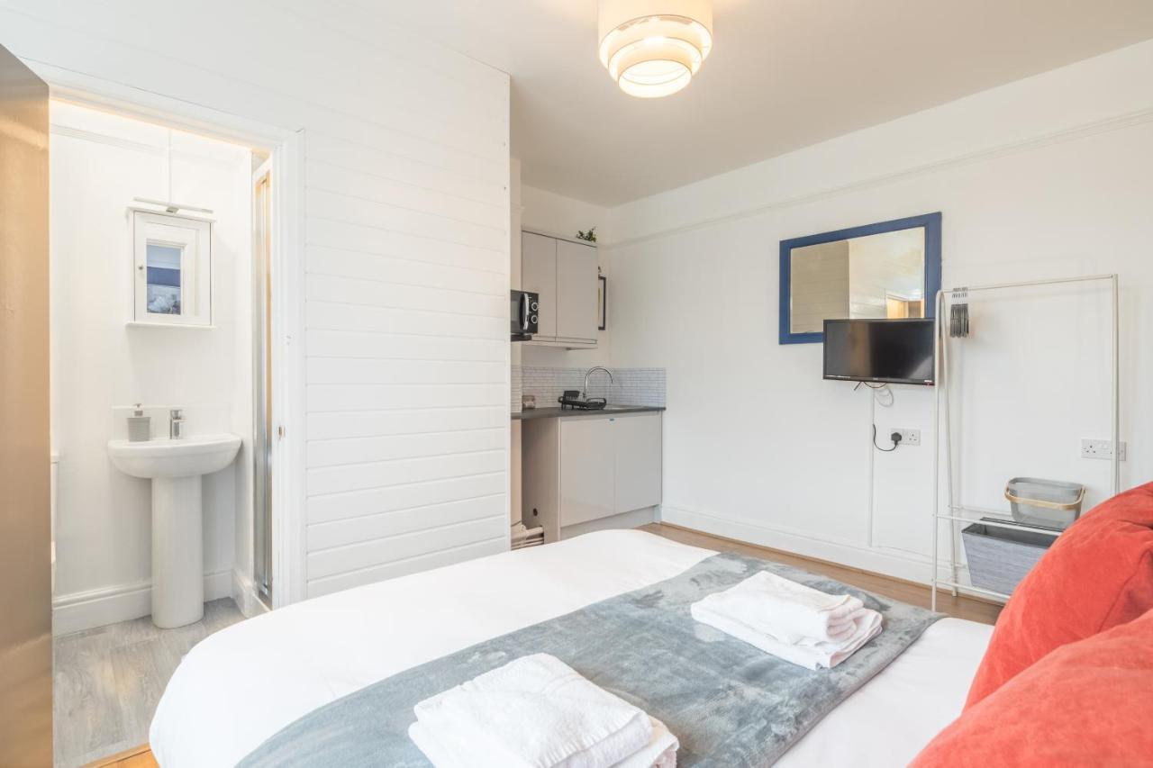 Private Room 4 With Kitchenette By Cb Stays No Minimum Stays CBG Εξωτερικό φωτογραφία